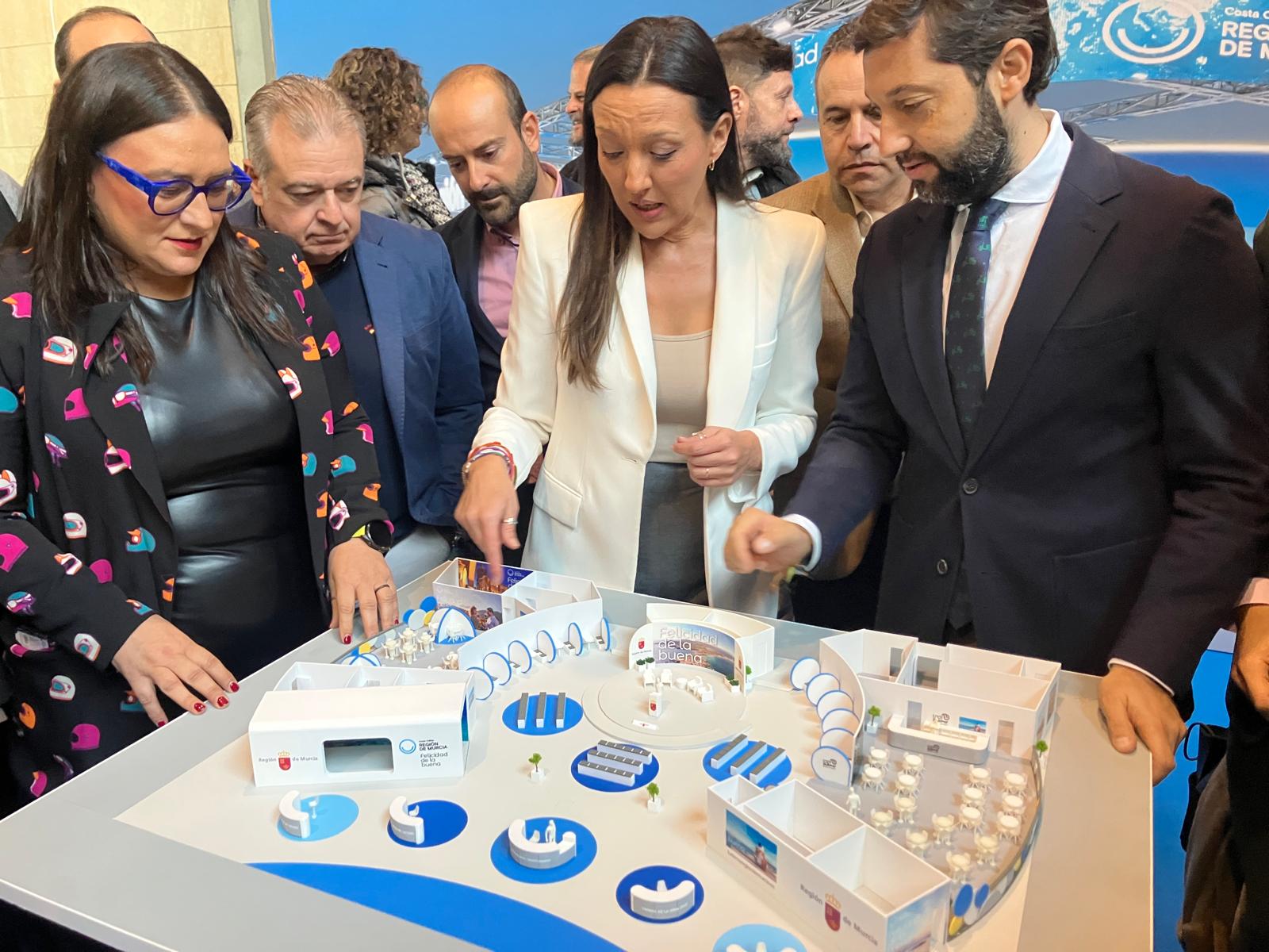 La consejera de Turismo, Carmen Conesa, en el centro, junto a la directora general de Competitividad y Calidad Turística, Eva Reverte, y el director del ITREM, Juan Francisco Martínez