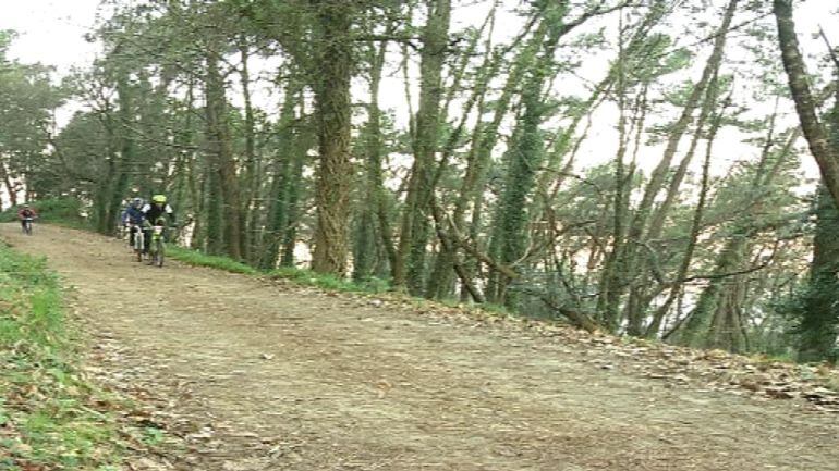 Ciclistas en la Senda da Auga en la Bikedada del año pasado.