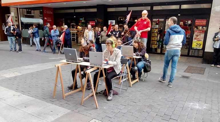 Protesta de los trabajadores de telemarketing en la calle Santiago de Valladolid