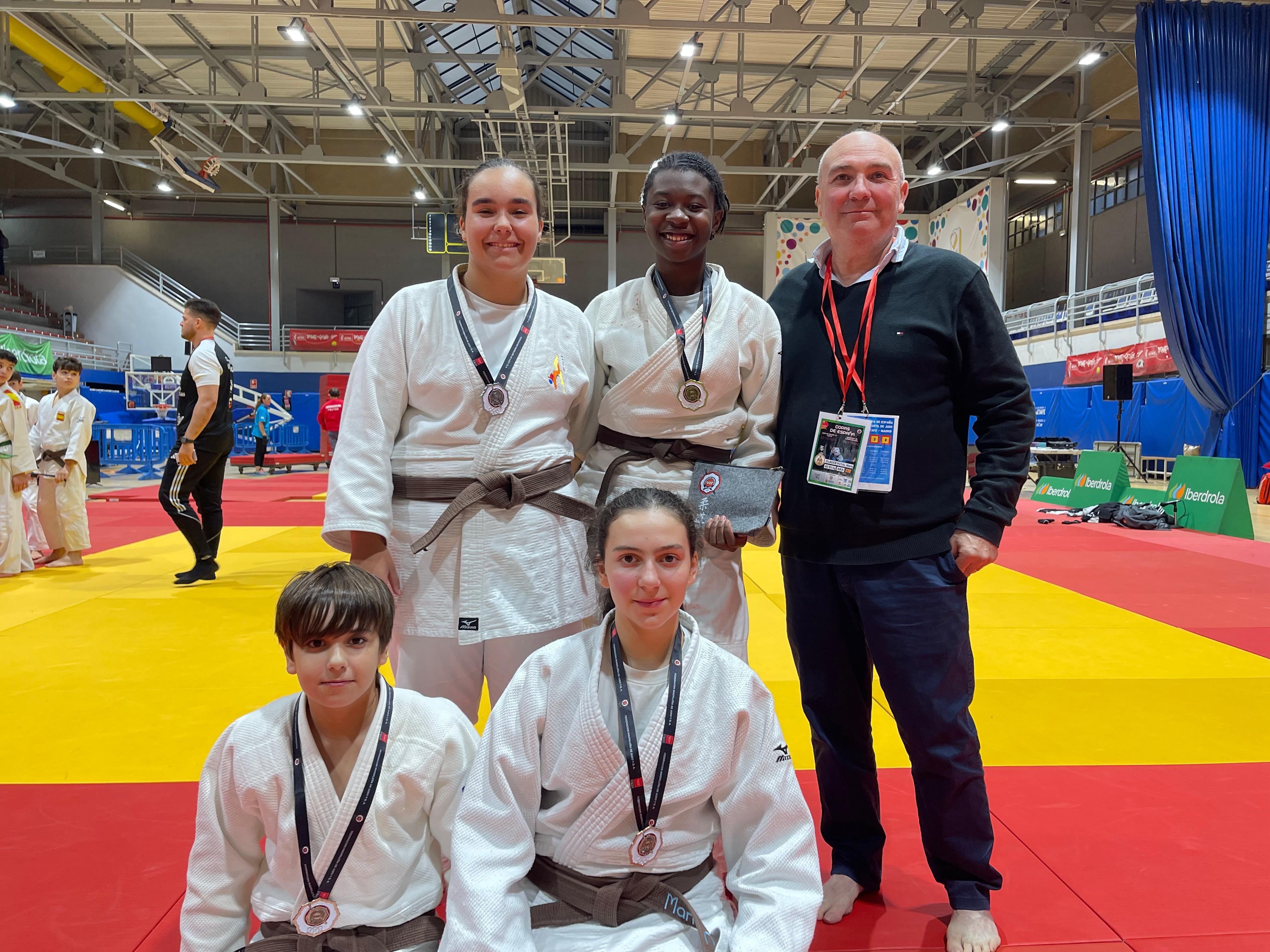 Judocas del CJ Binéfar y Barbastro Club Judo con Antonio Clager en Getafe