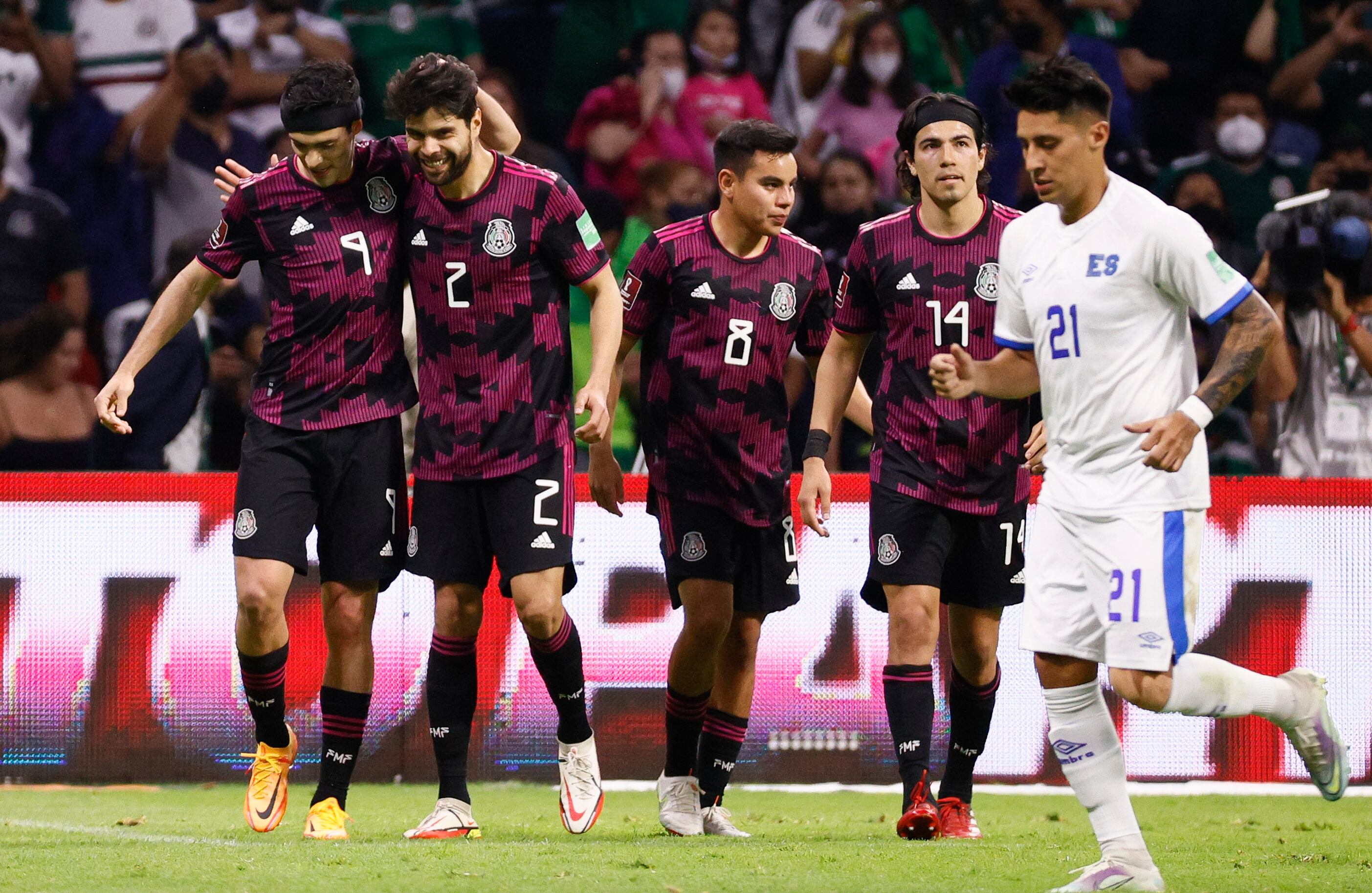 AMDEP8826. CIUDAD DE MÉXICO (MÉXICO), 30/03/2022.- Raúl Jiménez (i) de México celebra un gol hoy, en un partido de las eliminatorias de la Concacaf para el Mundial de Catar 2022 en el estadio Azteca en Ciudad de México (México). EFE/José Méndez
