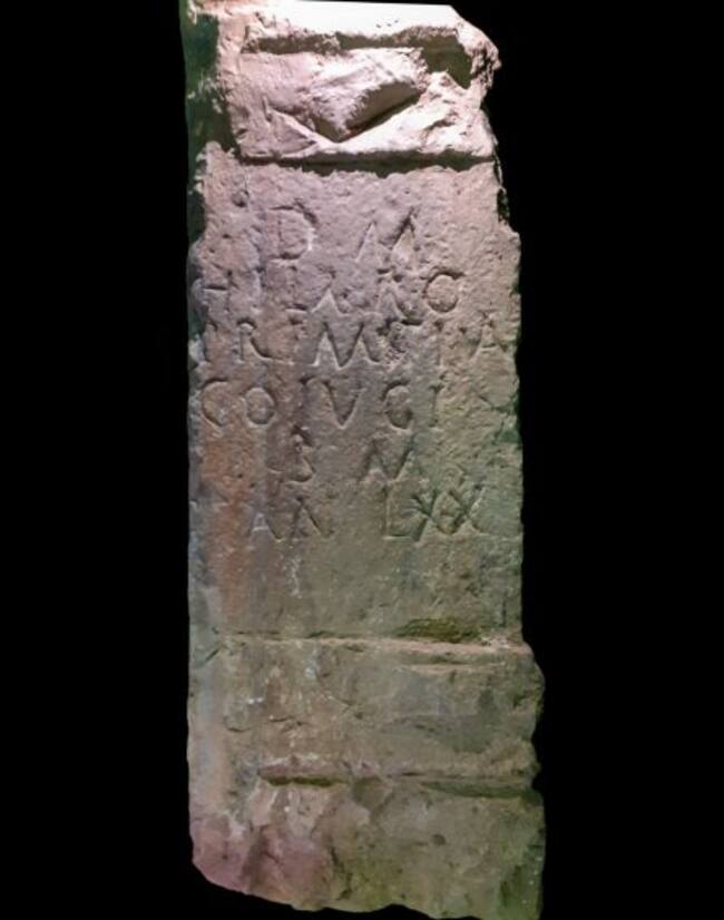 La lápida es de base calcárea y con remate moldurado.