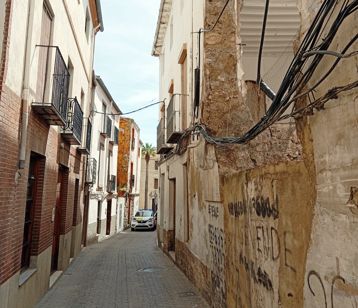 La calle Santo Domingo de Jaén permanecerá cortada al tráfico desde este lunes para el derribo controlado de un muro