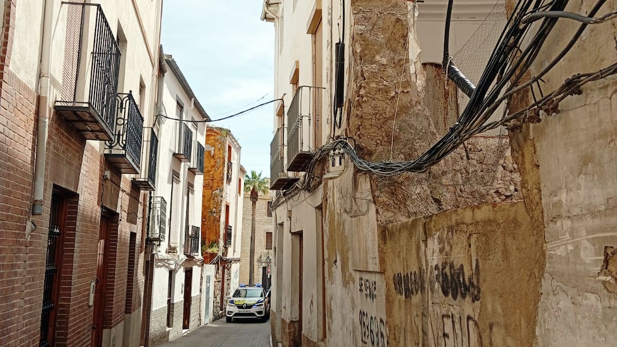 La calle Santo Domingo de Jaén permanecerá cortada al tráfico desde este lunes para el derribo controlado de un muro