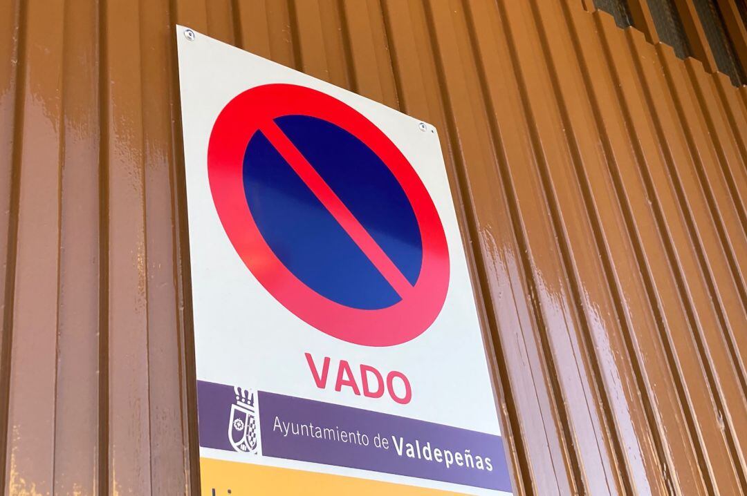 Imagen de uno de los carteles de vado expedidos por el Ayuntamiento de Valdepeñas, en donde debe de figurar el número de licencia 