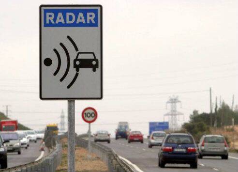 Aviso de radar en una carretera