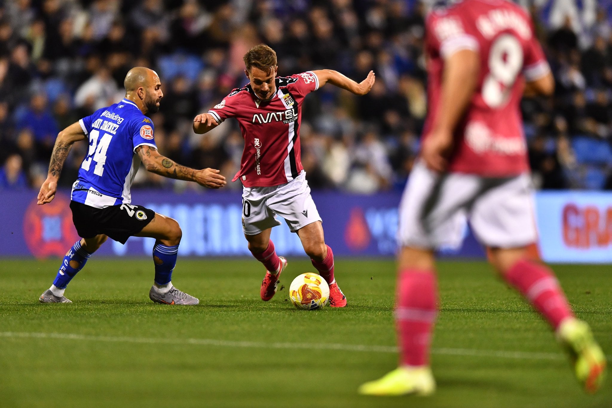 Pablo Larrea, jugador del Cartagena, controla el balón contra el Hércules en el Rico Pérez