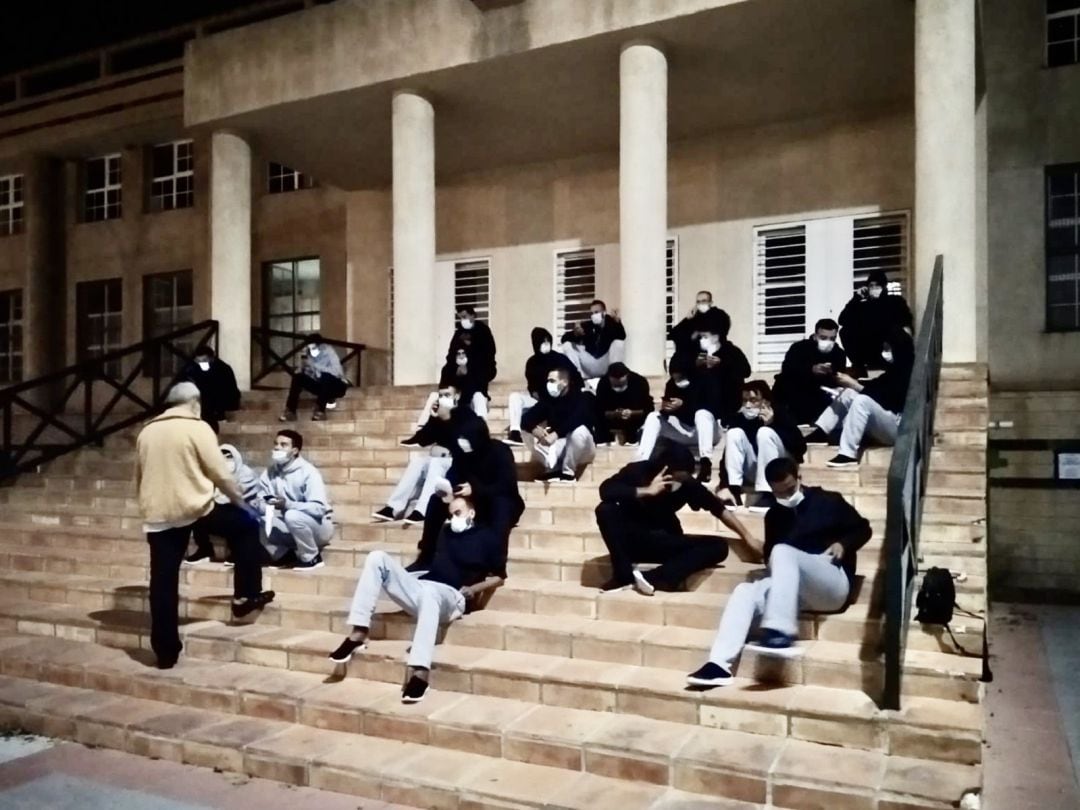 Veinticuatro inmigrantes son puestos en libertad tras pasar 72 horas en las dependencias de la Policia Nacional en el centro de internamiento temporal