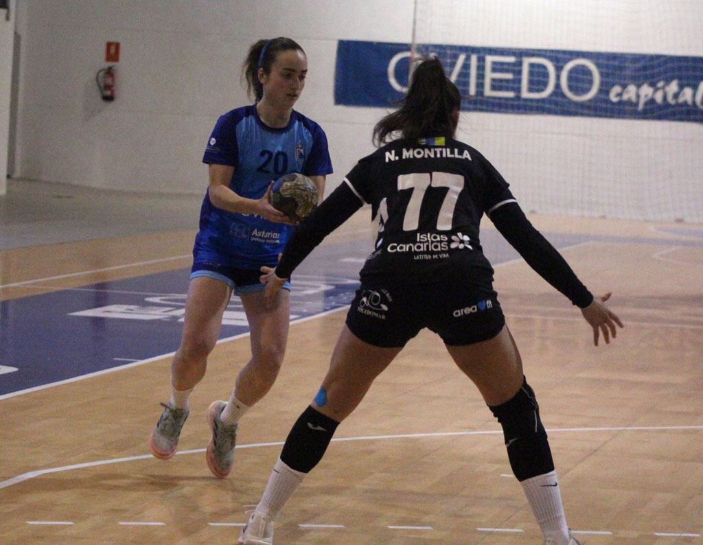 Una de las jugadas del partido en Oviedo.