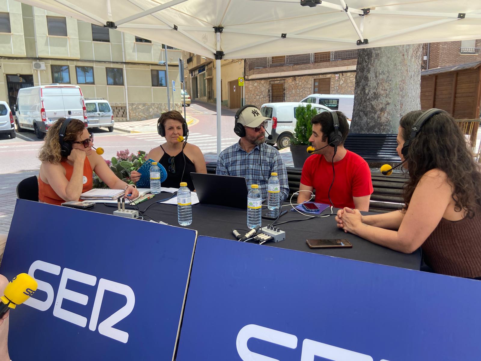 La responsable de turismo, Loli García; la presidenta de la Asociación de Turismo Rural, Pilar García; el presidente de los Artesanos, Pedro Marín; y la concejala de Cultura, Eva García