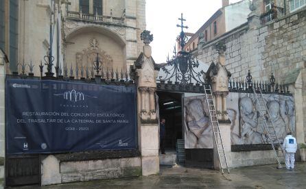 Puerta de la Pellejería de la Catedral de Burgos donde se ha instalado el taller de restauración del trasaltar