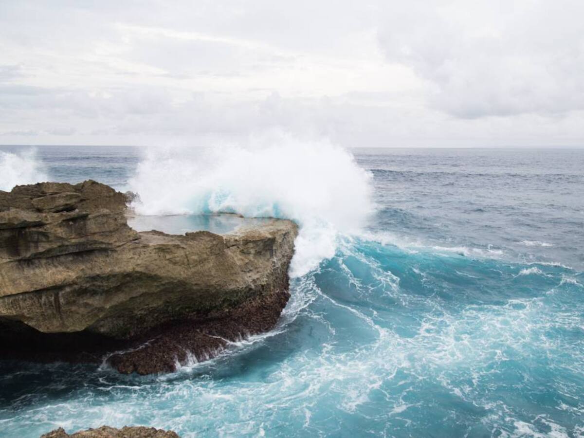 Cerrados los paseos costeros donostiarras por la alerta por impacto de olas