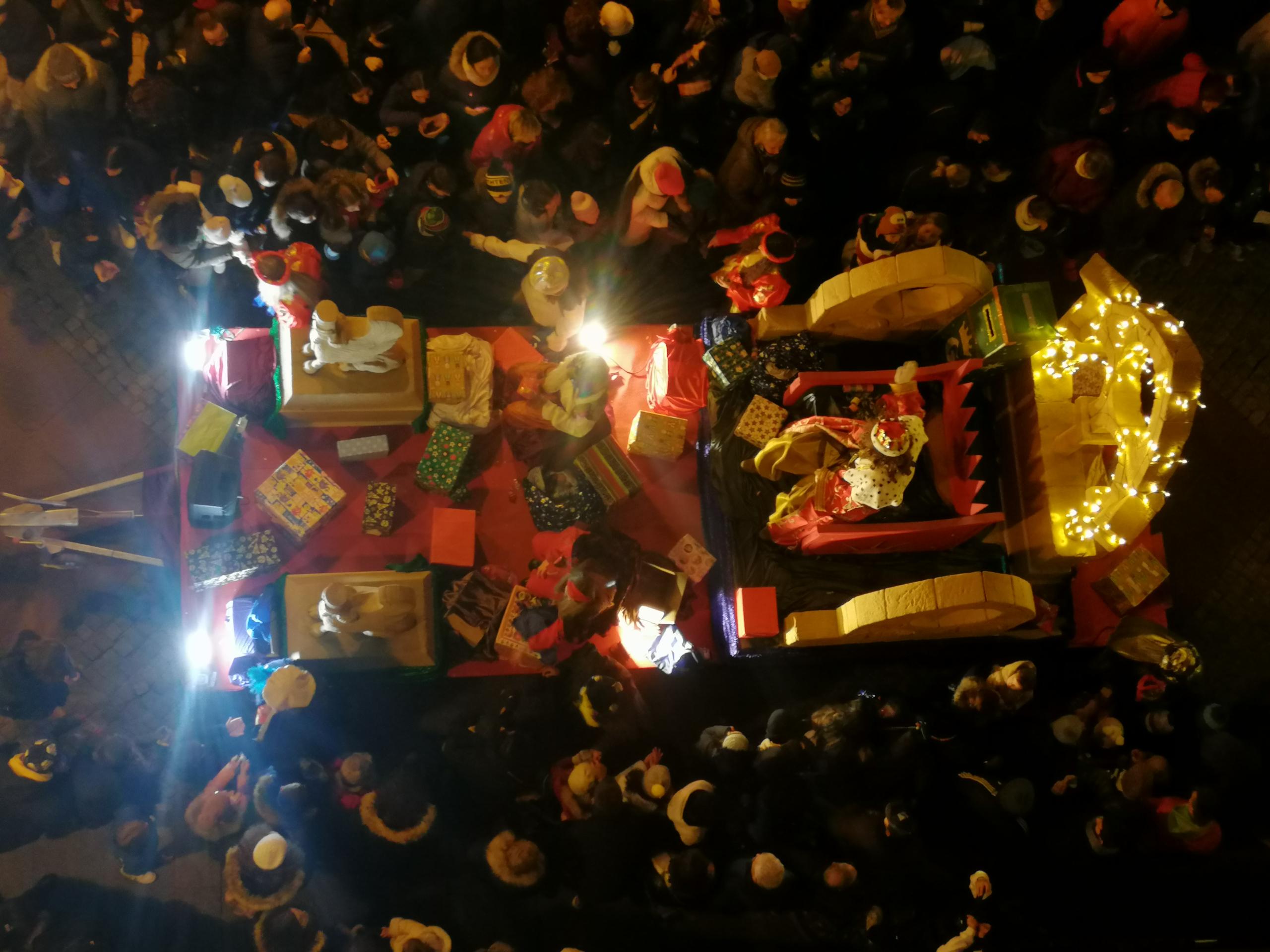 La cercanía de los niños a la comitiva de la Cabalgata es uno de los elementos que preocupaban al ayuntamiento, que saca el recorrido de la calle Mayor de Jaca