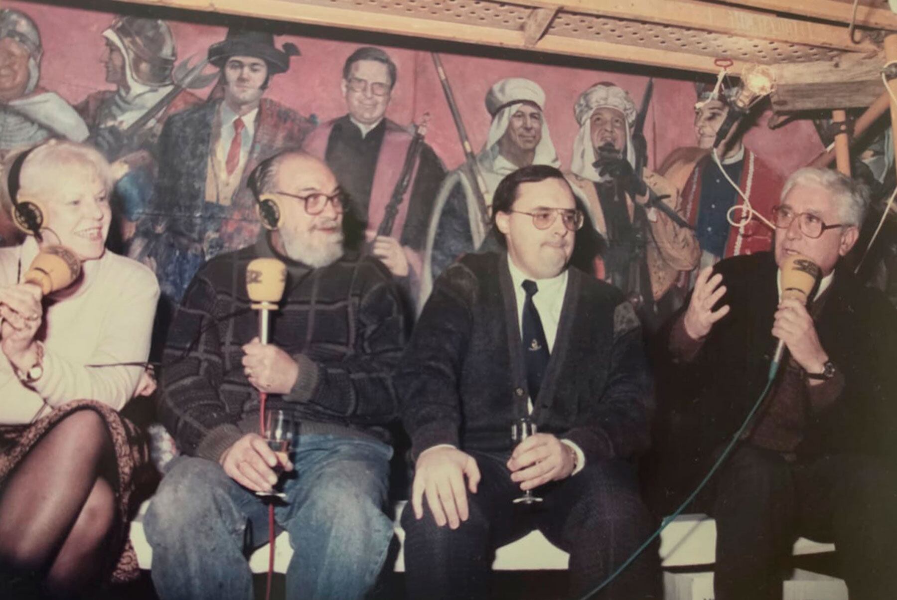 Pepa Botella, en el izquierda de la imagen, junto a su marido, Ramón Castañer, en un programa especial de Radio Alcoy, durante la realización del mural sobre la Fiesta en la iglesia de María Auxiliadora