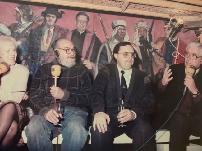 Pepa Botella, en el izquierda de la imagen, junto a su marido, Ramón Castañer, en un programa especial de Radio Alcoy, durante la realización del mural sobre la Fiesta en la iglesia de María Auxiliadora