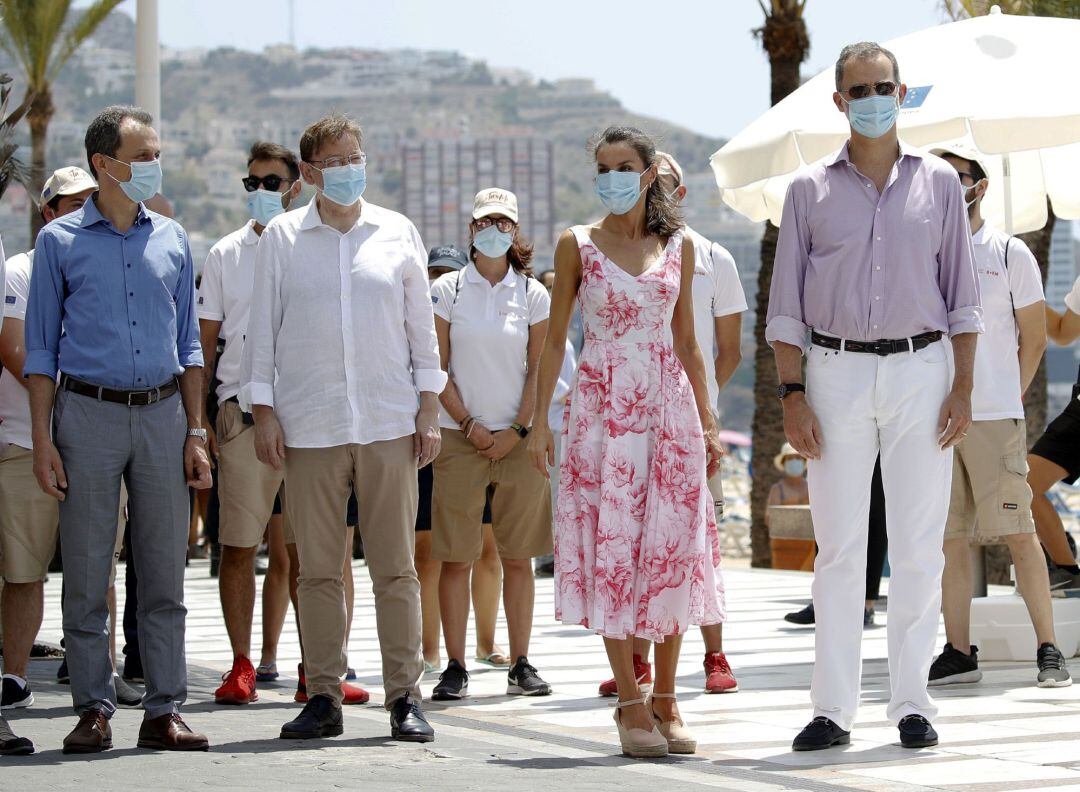 El rey Felipe VI y la reina Letizia acompañados por el ministro Pedro Duque (i) y el presidente de la Generalitat, Ximo Puig (2i)