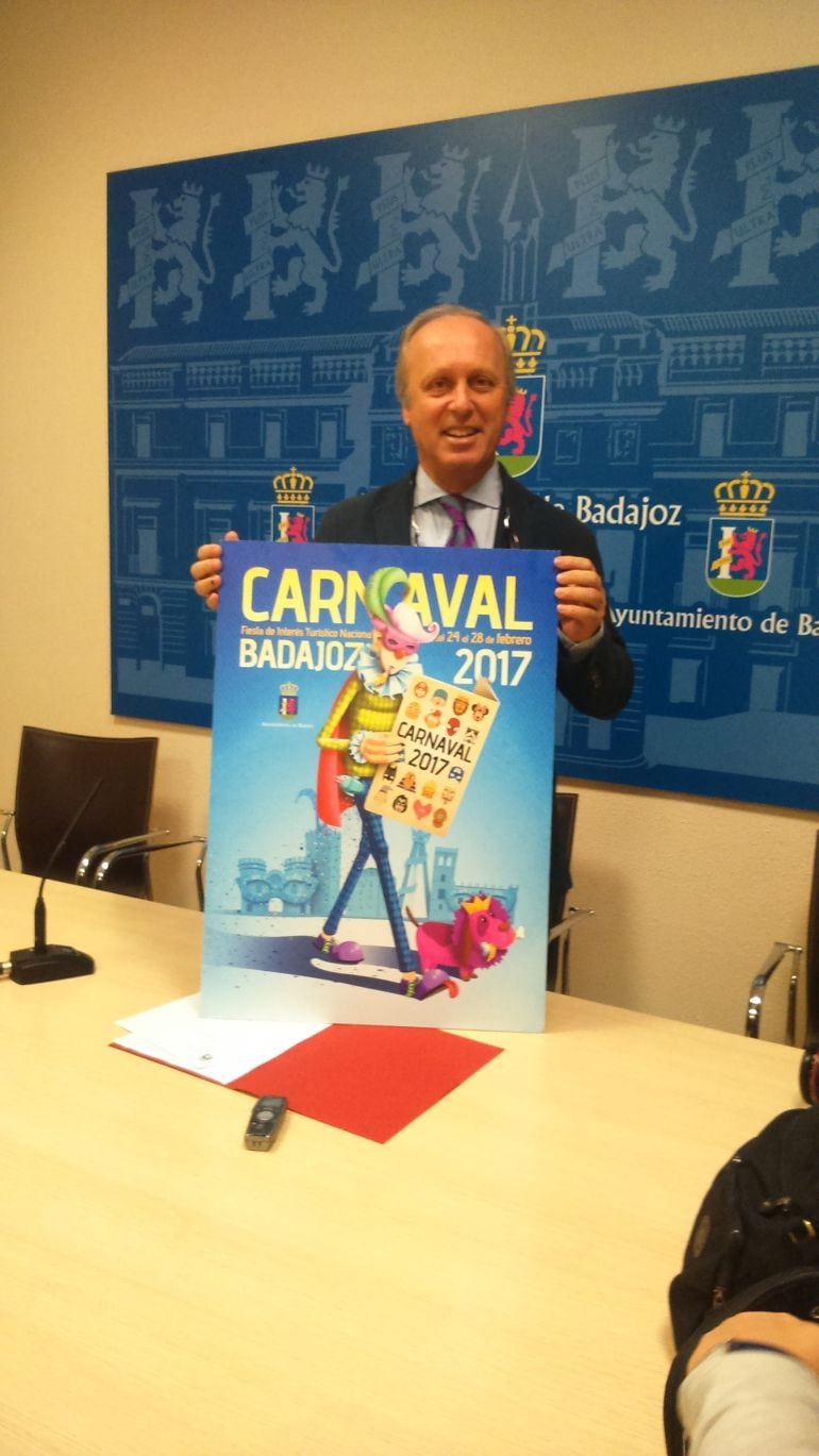 El concejal de Ferias y Fiestas, Miguel Ángel Rodríguez de la Calle, muestra el cartel anunciador 