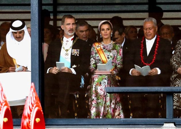 El rey Felipe VI (2i) y la reina Letizia (2d) asisten a la ceremonia de proclamación oficial de su ascenso al Trono del Crisantemo en Tokio, Japón este martes.