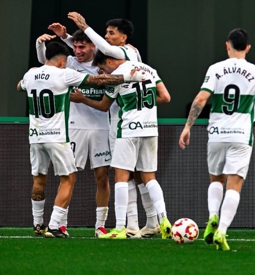 Los jugadores del Elche celebran el primer gol anotado por Rodrigo Mendoza