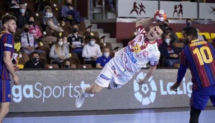 El internacional junior Álex Lodos llega cedido a Balonmano Nava