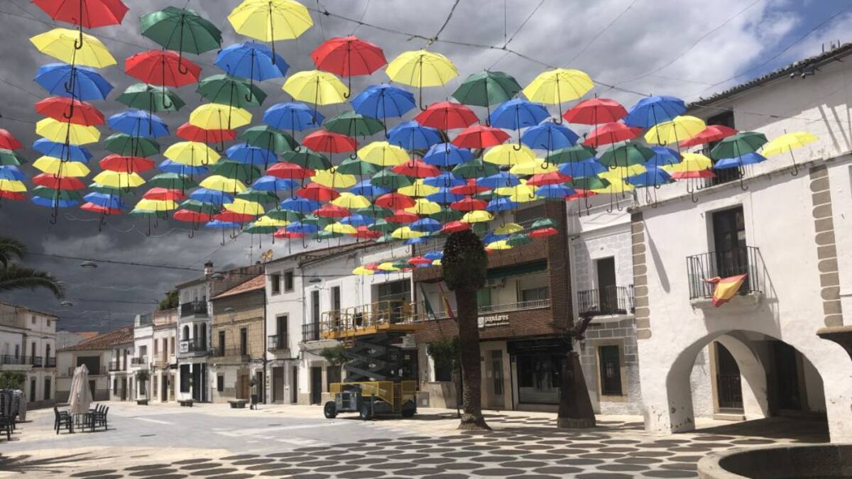 Toldo de paraguas multicolor en Malpartida de Cáceres