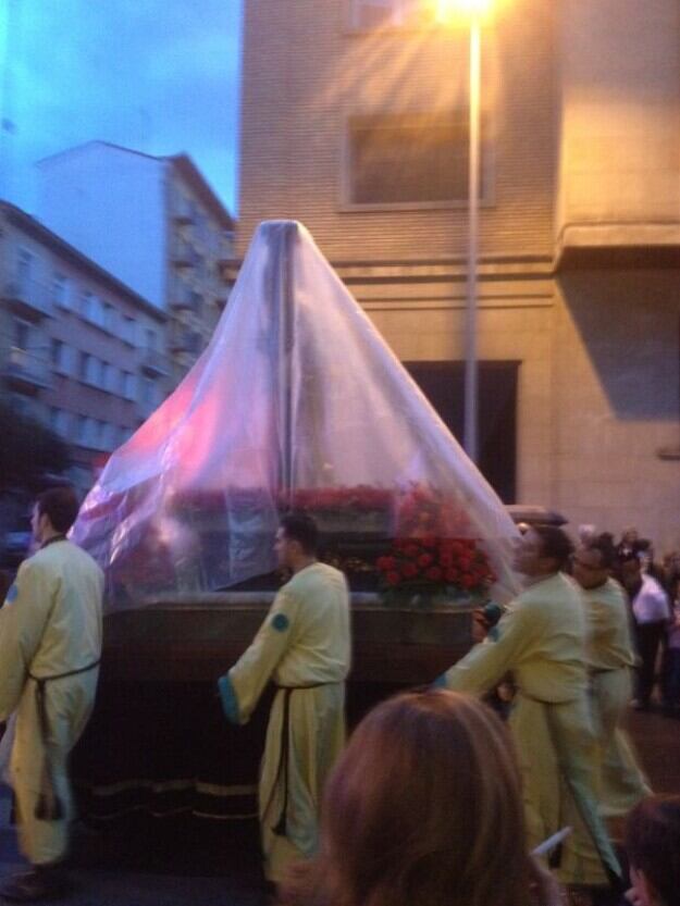 Imagen de archivo  del Cristo atado a la columna, cubierto con un plástico por la lluvia