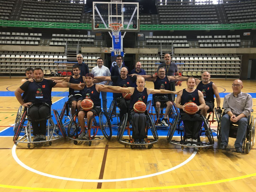 Los jugadores del equipo Cocemfe Castello BSR, con representantes de la entidad y de Ube.