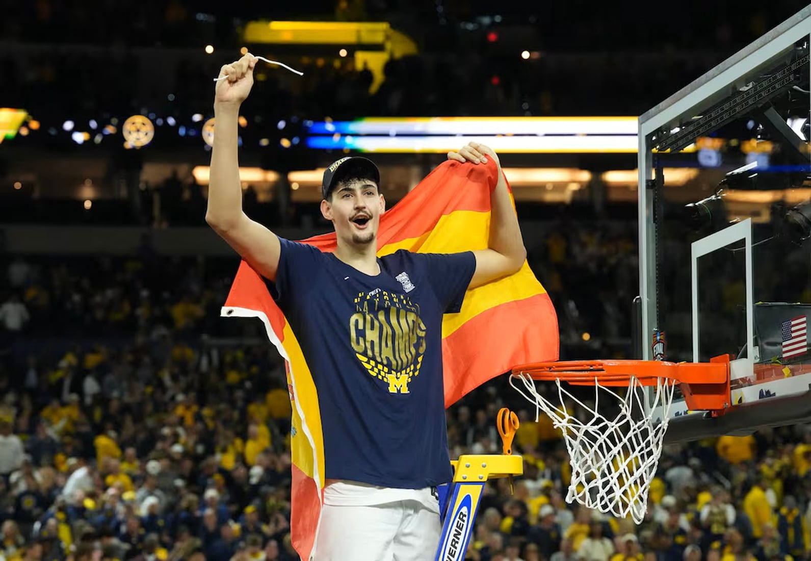 WASHINGTON (ESTADOS UNIDOS) 07/04/2026.- El pívot español Aday Mara fue elegido este lunes en el quinteto ideal del 'March Madness' tras proclamarse campeón de la NCAA con los Michigan Wolverines, que derrotaron a los UConn Huskies por 69-63 en la final. EFE/FEB SOLO USO EDITORIAL/SOLO DISPONIBLE PARA ILUSTRAR LA NOTICIA QUE ACOMPAÑA (CRÉDITO OBLIGATORIO)