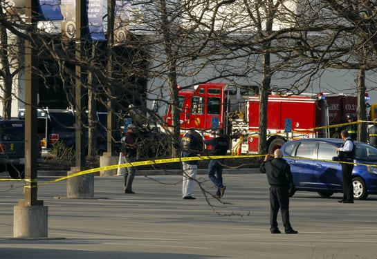 Los bomberos y la policía en la puerta de la biblioteca J.F. Kennedy, que ha sufrido una explosión