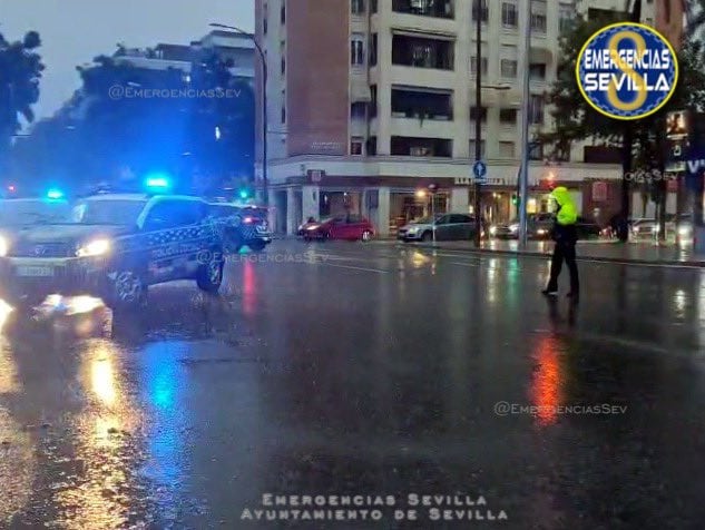 Policía local reorganizando la circulación de Sevilla tras encontrar un cuerpo bajo un vehículo