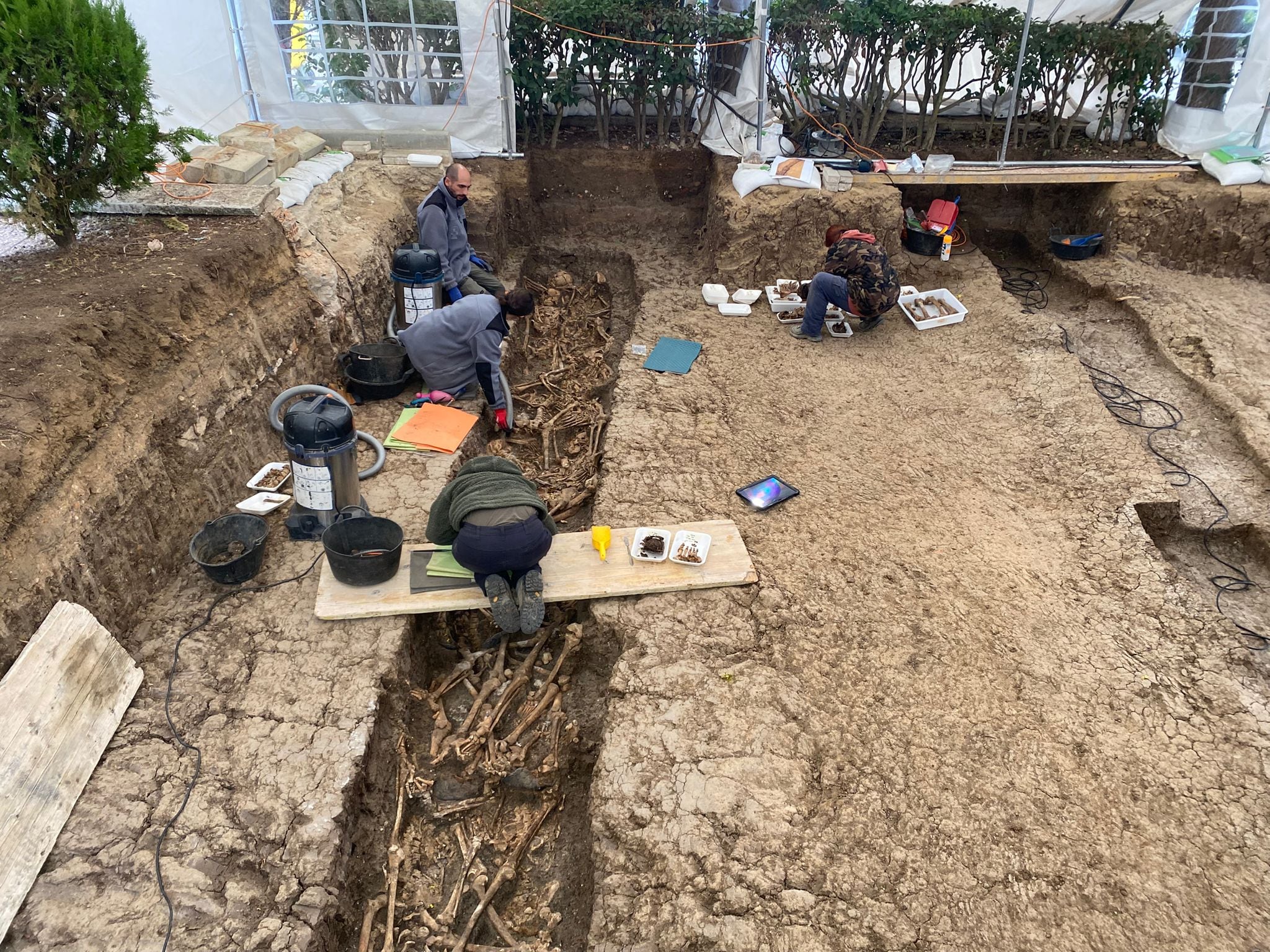 La justicia se persona por primera vez en una fosa común de la provincia de Badajoz, en el cementerio de Villanueva de la Serena, donde se han localizado los restos de al menos 23 personas fusiladas durante la Guerra Civil