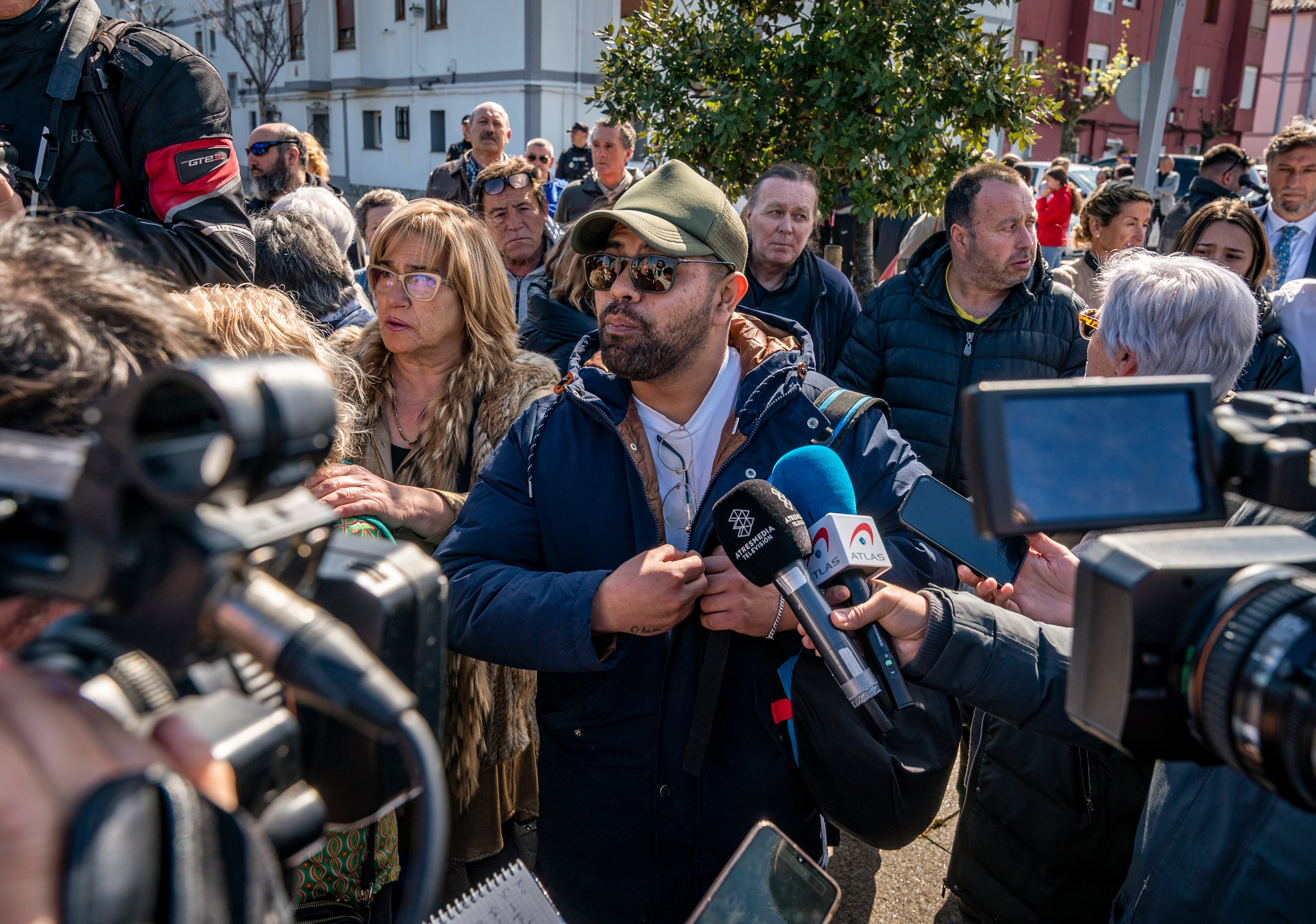 El hijo del marinero desaparecido explica sus protestas ante los medios tras el minuto de silencio por las víctimas del naufragio del pesquero &quot;Vilaboa Uno&quot; en el Barrio Pesquero de Santander. EFE/ROMÁN G. AGUILERA