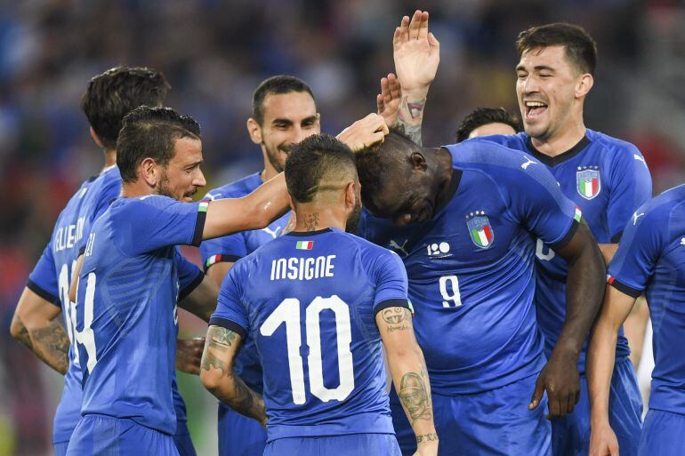  El jugador Mario Balotelli de Italia celebra la anotación del 1-0 con sus compañeros de equipo durante un partido de fútbol amistoso entre Italia y Arabia Saudí que se disputa hoy, lunes 28 de mayo de 2018, en St. Gallen (Suiza). 