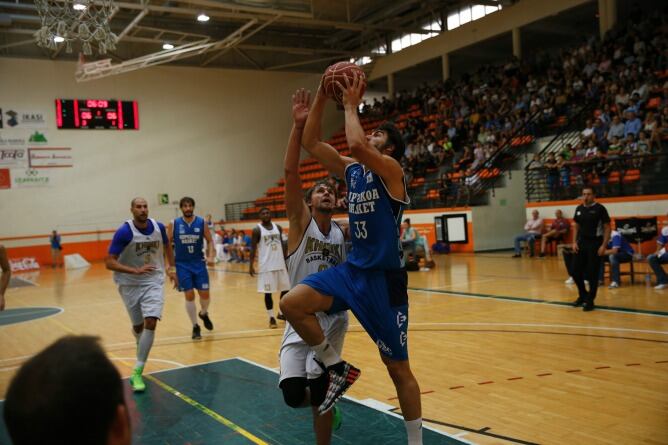 El alero madrileño Dani Díez lanza a canasta en el amistoso ante el Khimki ruso en Azpeitia