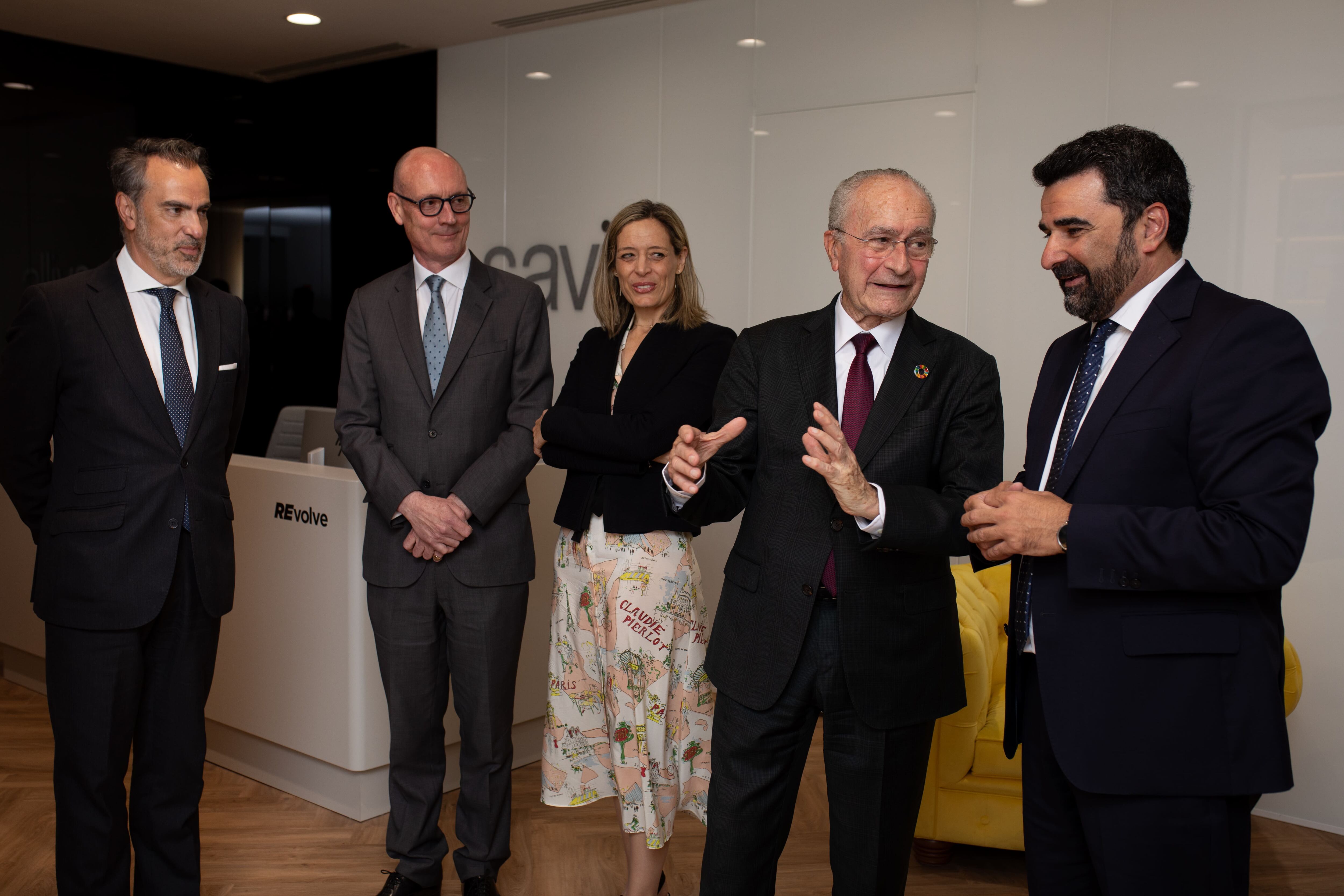 El acto de inauguración ha contado con la participación de Francisco de la Torre, alcalde de Málaga, y los máximos responsables europeos de la compañía, James Sparrow, CEO EMEA de Savills y Jaime Pascual-Sanchiz, CEO Iberia y Head of Southern Europe, junto a José Félix Pérez-Peña, director ejecutivo de Savills Andalucía y Leyre Octavio de Toledo, directora ejecutiva de Arquitectura en Savills