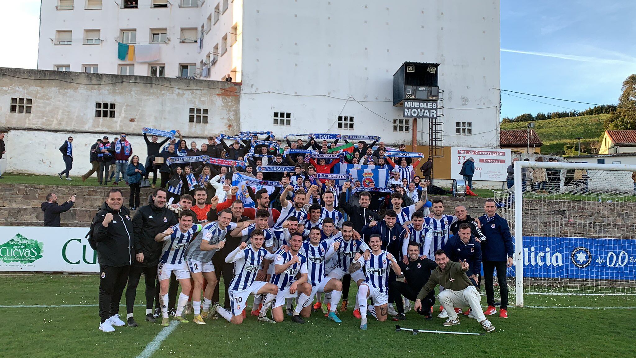 Jugadores y afición festejan la victoria en Luanco