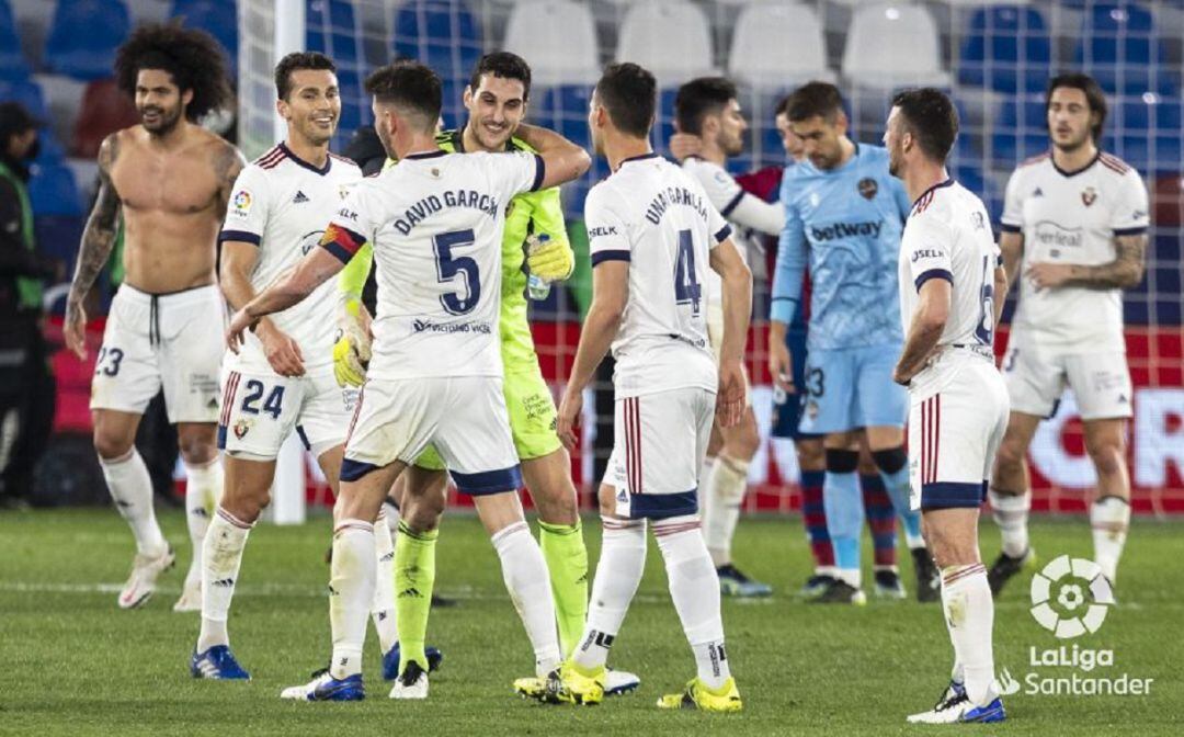 Sergio Herrera felicitado por sus compañeros al término del encuentro 