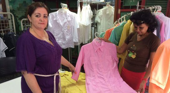 Nancy Varela, vestida con su guayabera, la prenda estrella de sus Confecciones Model.