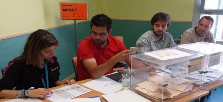 Miembros de una mesa electoral del colegio William Shakespeare de Coslada (Madrid), en las elecciones autonómicas de 2015