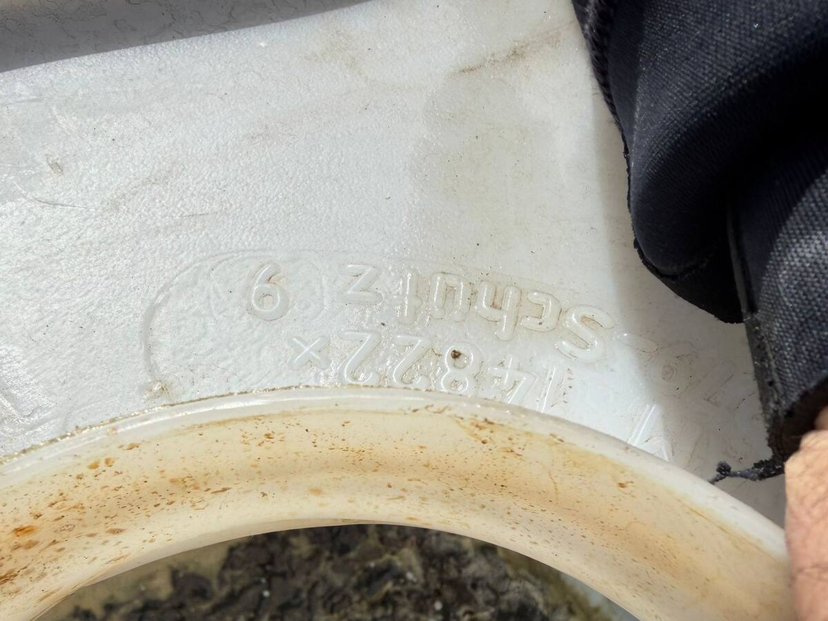 Comienza la extracción de hidrocarburos del yate hundido junto al puerto de Ibiza