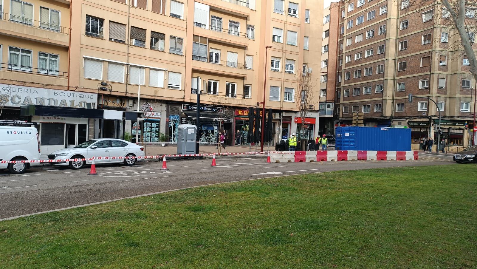 Carril cortado al tráfico en la plaza Circular de Valladolid