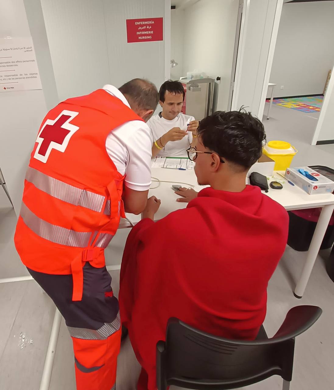 Un migrante es atendido por la Cruz Roja en el puerto de Alicante