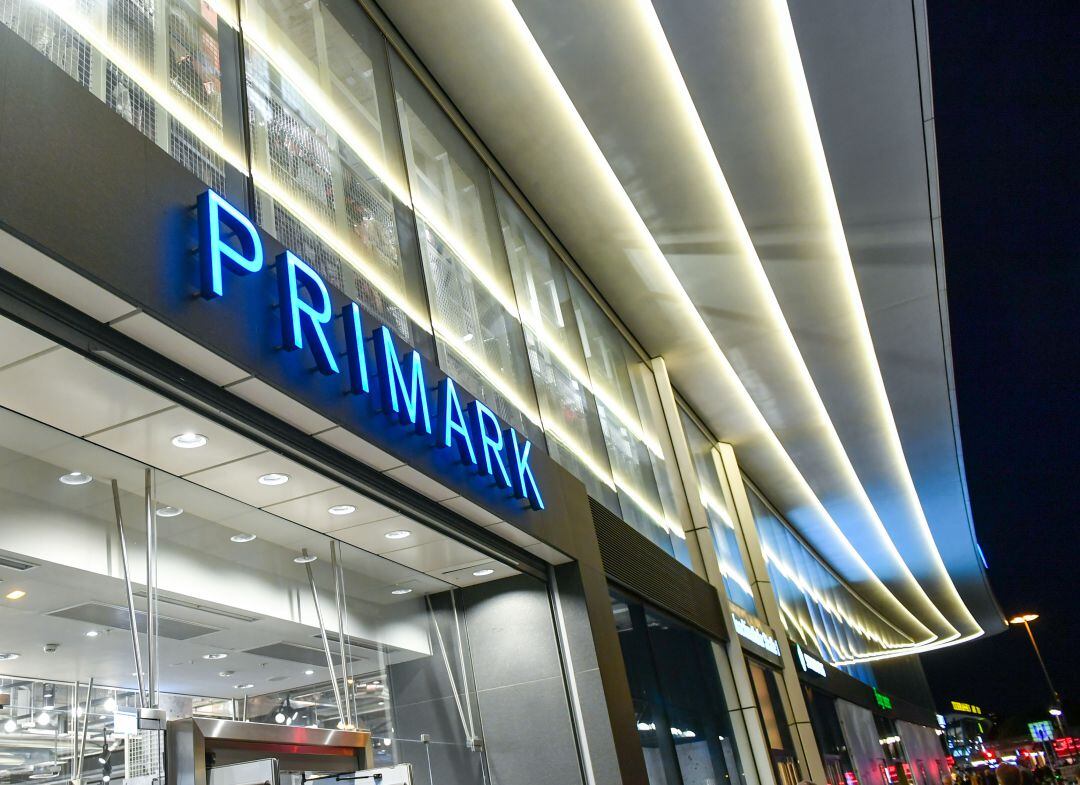 Puerta de una tienda de Primark