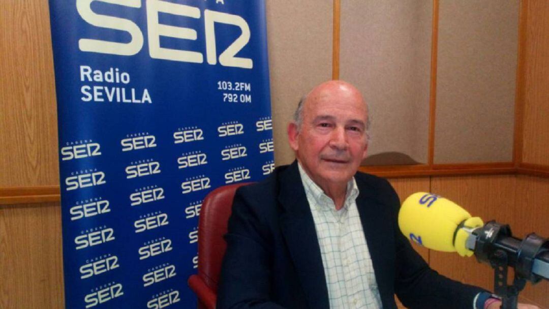 Julio Cuesta Domínguez en el estudio de Radio Sevilla