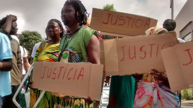 Uns 50 manifestants ja s'han aplegat davant l'Ajuntament de Salou