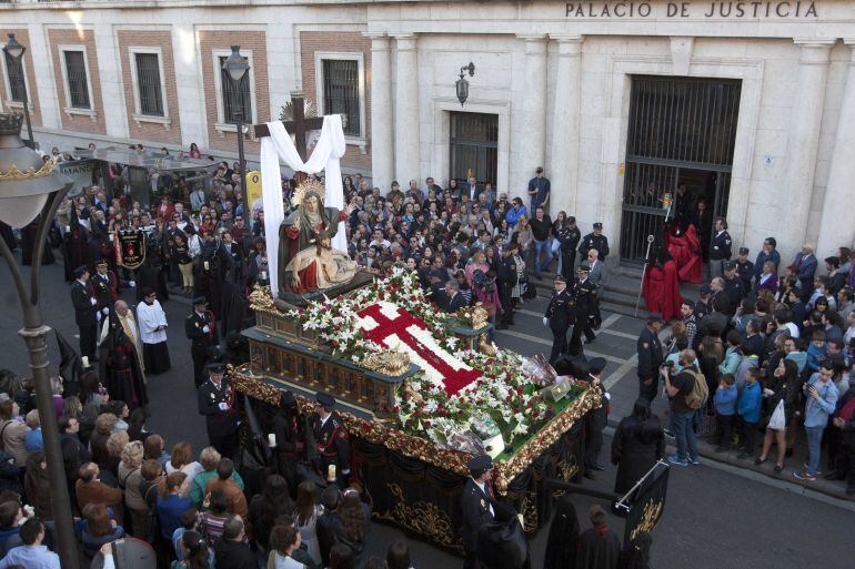  La llegada de la imagen de la Piedad a la Audiencia Provincial marca la salida del preso indultado en la procesión de la Penitencia y Caridad de 2015