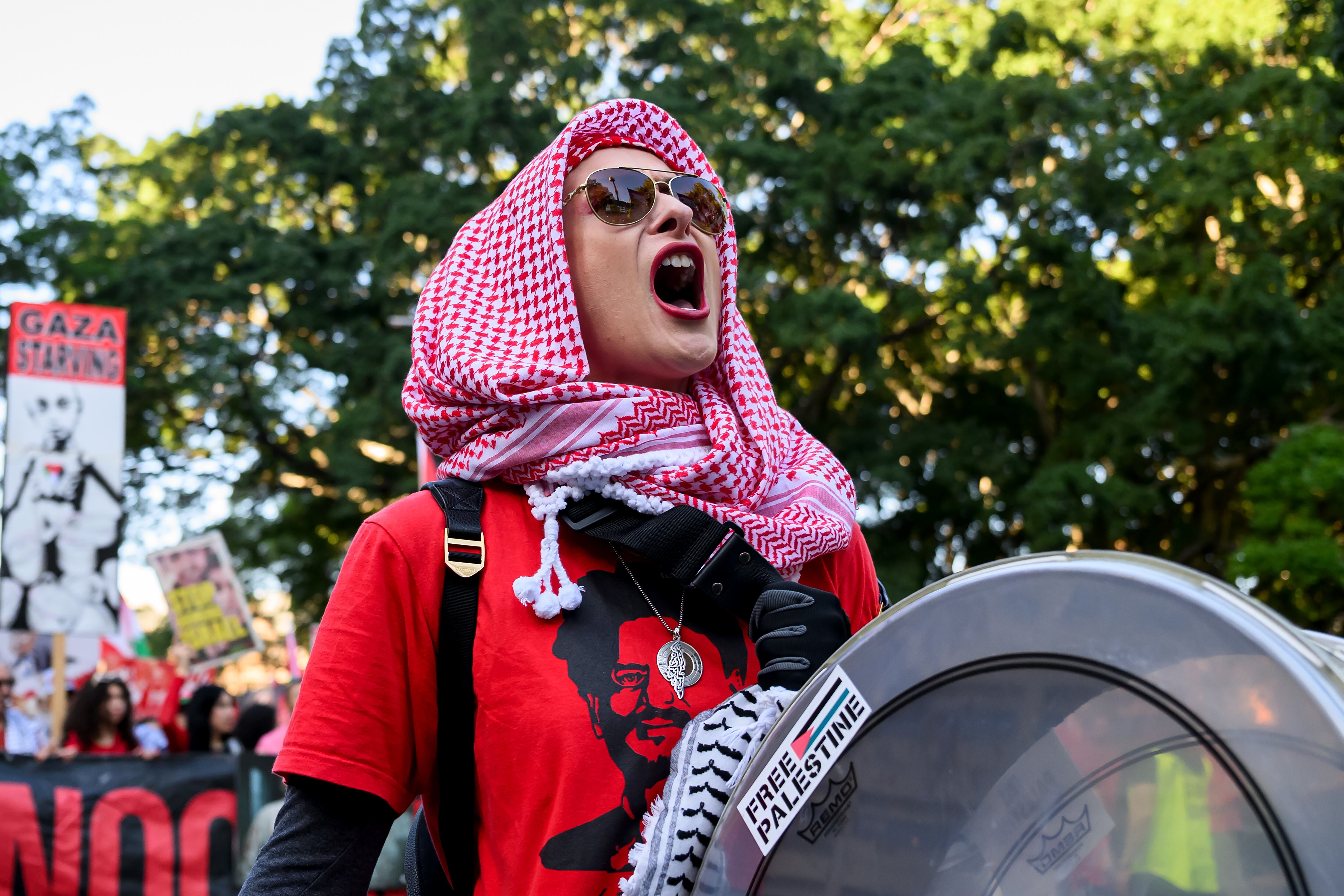 SYDNEY (Australia), 01/06/2025.- Protestors march during a rally for Gaza organized by the Palestine Action Group in Sydney, Australia, 01 June 2025. More than 54,300 Palestinians have been killed in the Gaza Strip, according to the Palestinian Ministry of Health, since Israel launched a military campaign in the strip in response to a cross-border attack led by the Palestinian militant group Hamas on 07 October 2023, in which about 1,200 Israelis were killed and more than 250 taken hostage. EFE/EPA/BIANCA DE MARCHI AUSTRALIA AND NEW ZEALAND OUT