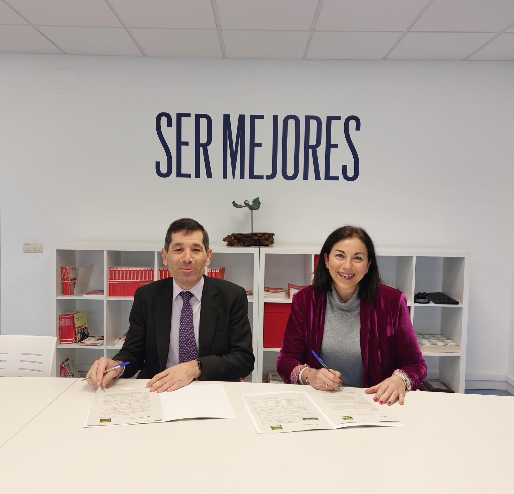 Paco Hevia, director Corporativo de Galletas Gullón, y Ana María Pérez del Río, presidenta provincial de Cruz Roja