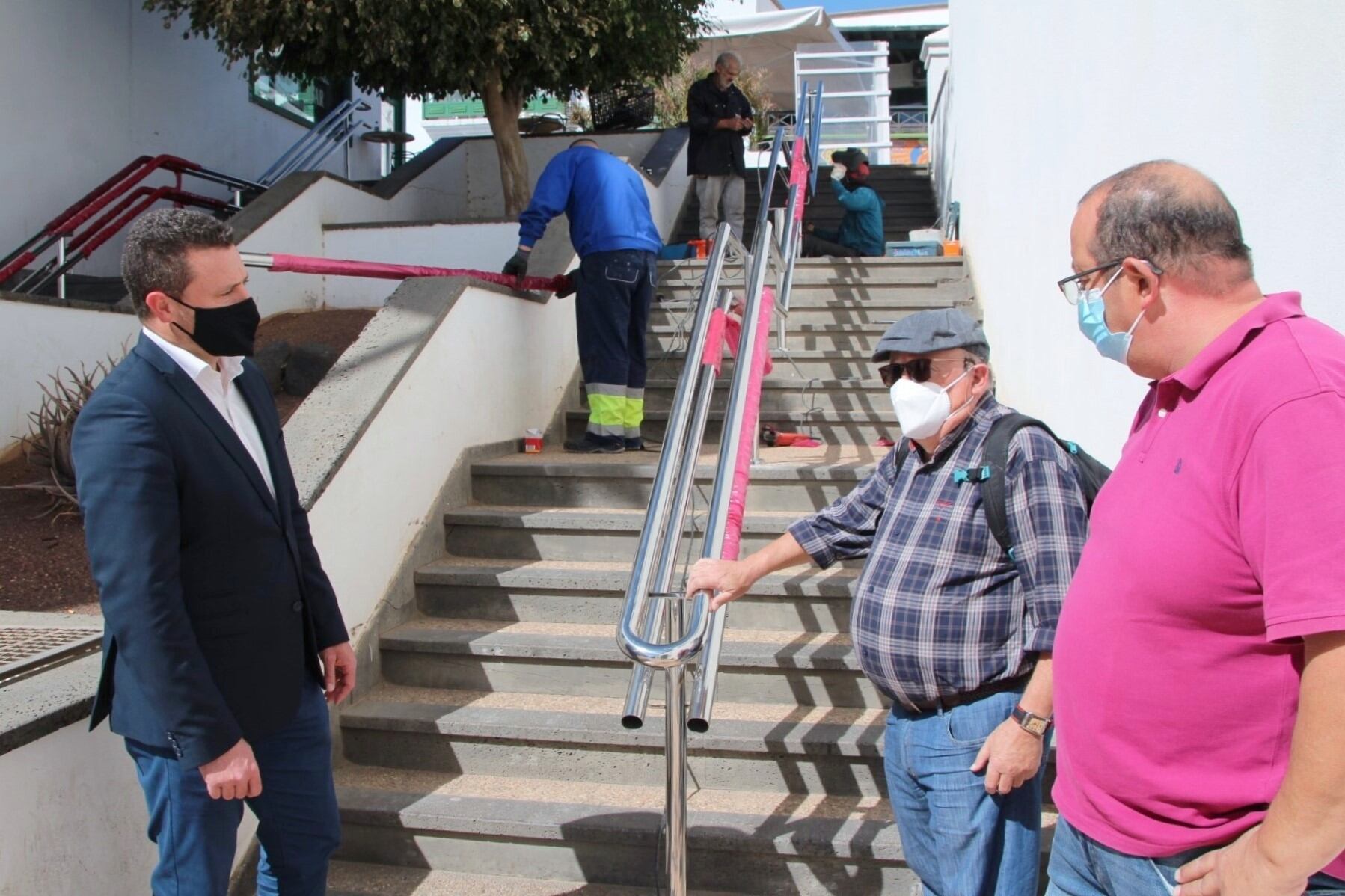 Óscar Noda, alcalde de Yaiza, en uno de las escaleras en las que se ha intervenido.