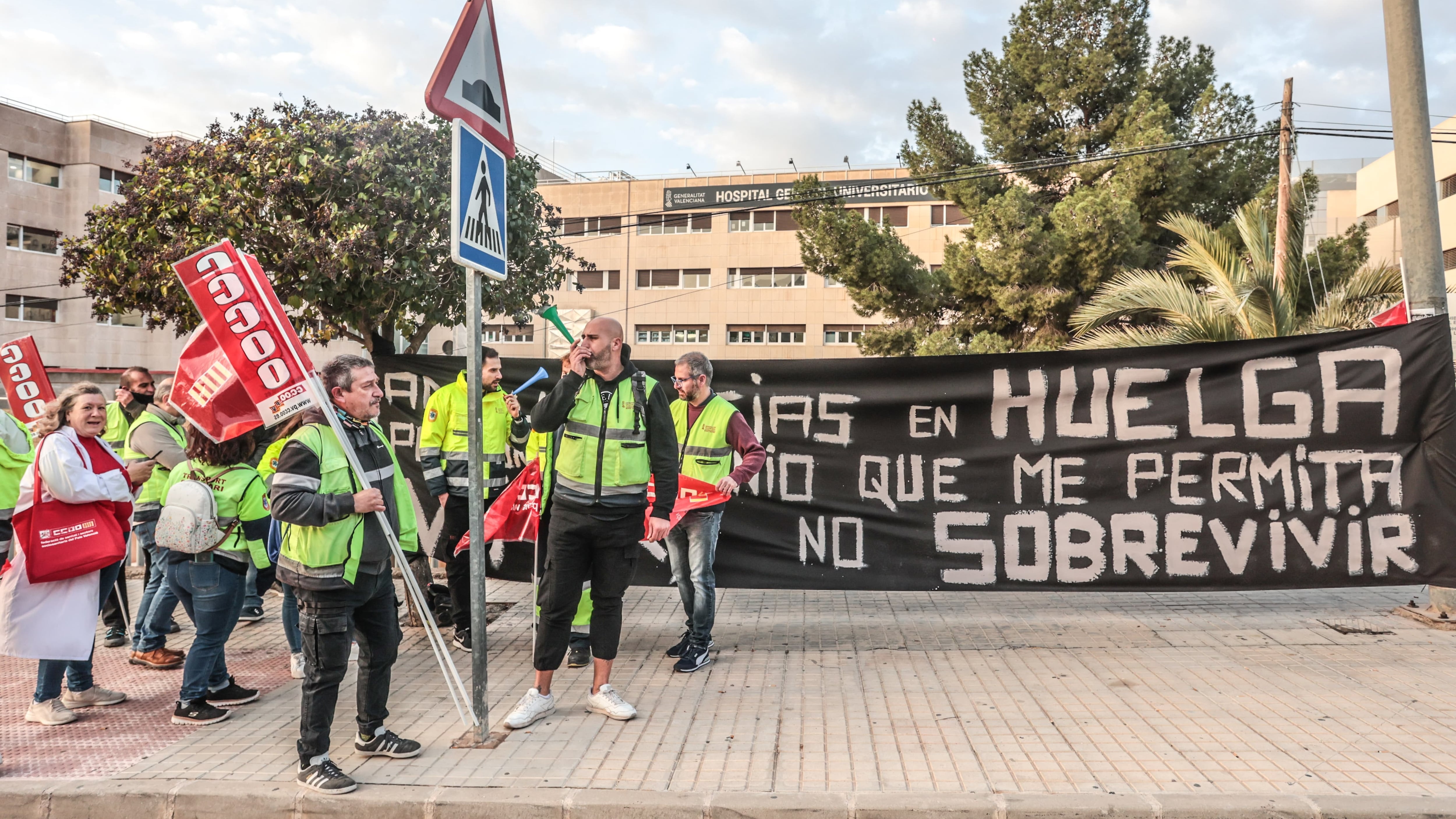 Una veintena de trabajadores se han reunido en el Hospital de Elda este martes